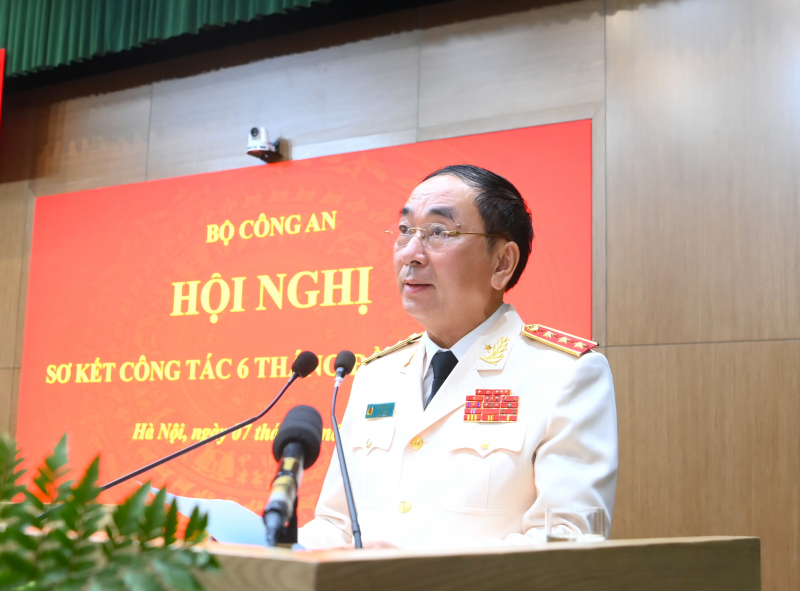Thứ trưởng Trần Quốc Tỏ điều hành nội dung thảo luận tại hội nghị.