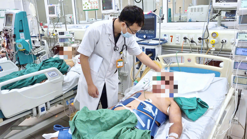 Trèo lên trần sửa bồn nước, người đàn ông bị điện giật ngừng tim -0