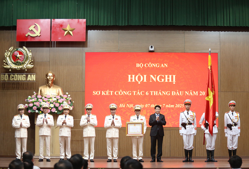 Trao Huân chương cao quý tặng Bộ Công an, lãnh đạo Bộ Công an và các tập thể, cá nhân xuất sắc -1