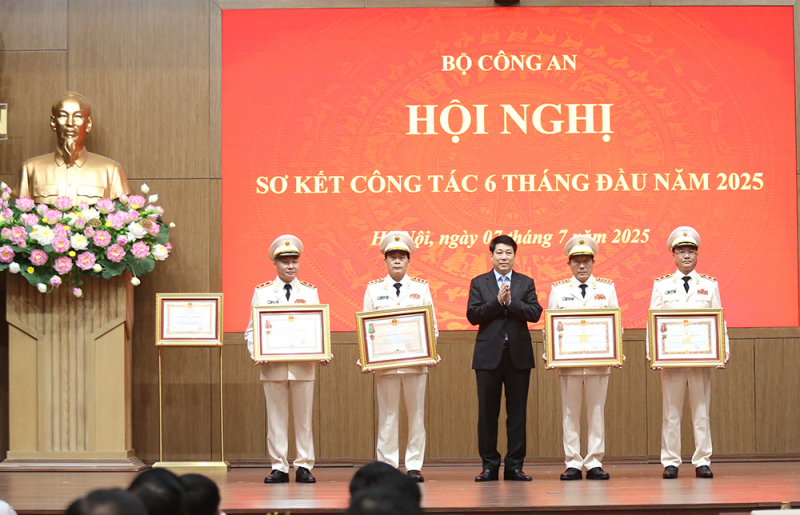 Trao Huân chương cao quý tặng Bộ Công an, lãnh đạo Bộ Công an và các tập thể, cá nhân xuất sắc -0