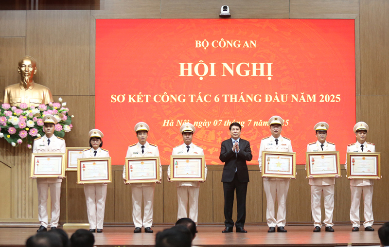 Trao Huân chương cao quý tặng Bộ Công an, lãnh đạo Bộ Công an và các tập thể, cá nhân xuất sắc -1