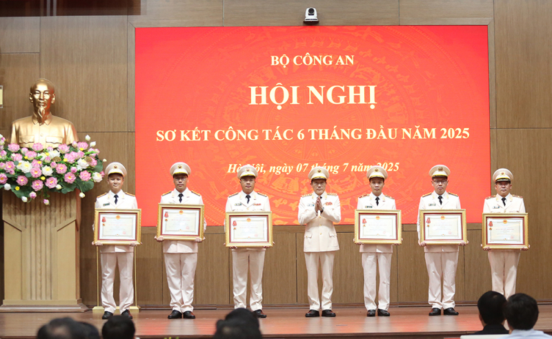 Trao Huân chương cao quý tặng Bộ Công an, lãnh đạo Bộ Công an và các tập thể, cá nhân xuất sắc -0