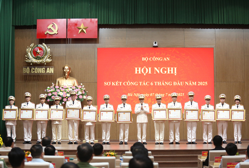 Trao Huân chương cao quý tặng Bộ Công an, lãnh đạo Bộ Công an và các tập thể, cá nhân xuất sắc -1