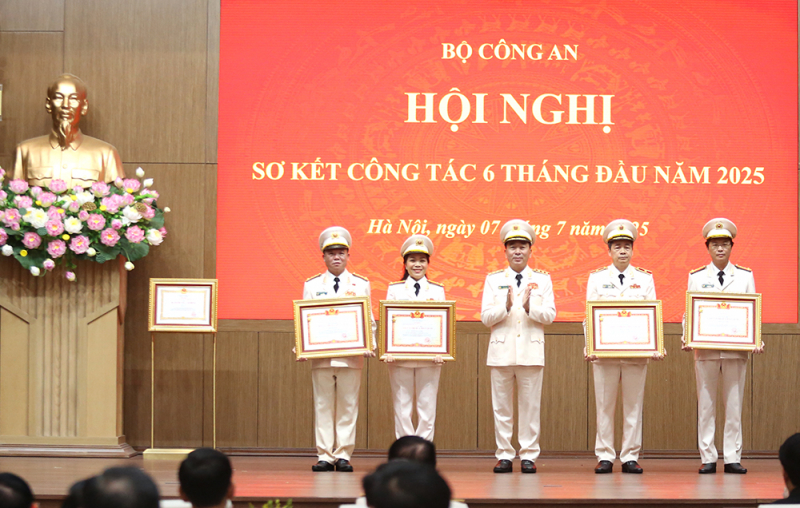 Trao Huân chương cao quý tặng Bộ Công an, lãnh đạo Bộ Công an và các tập thể, cá nhân xuất sắc -0