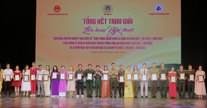 Bế mạc và trao giải Liên hoan nghệ thuật sân khấu chuyên nghiệp về Công an lần V -1