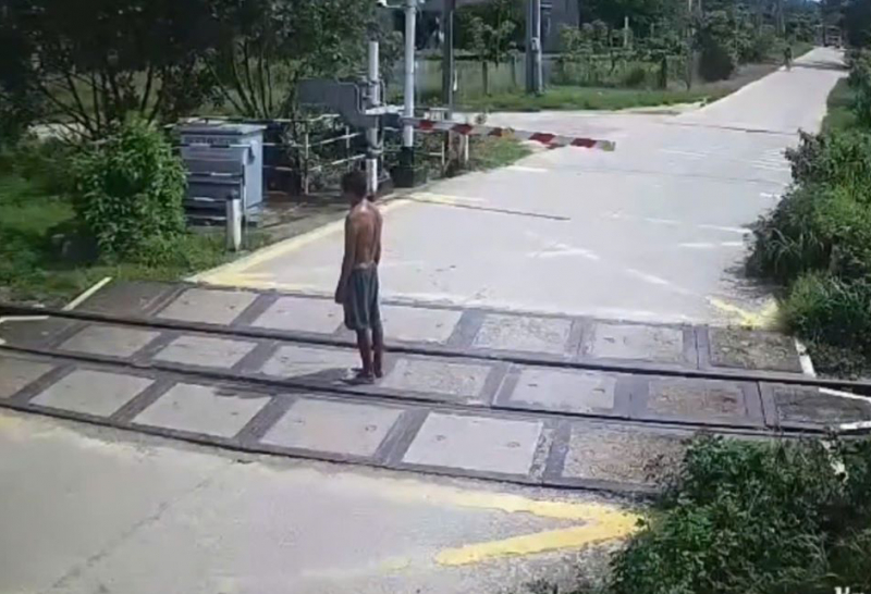 Đứng im giữa đường sắt một người đàn ông bị tàu hỏa tông tử vong -0