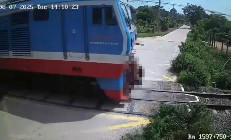 Đứng im giữa đường sắt một người đàn ông bị tàu hỏa tông tử vong -0