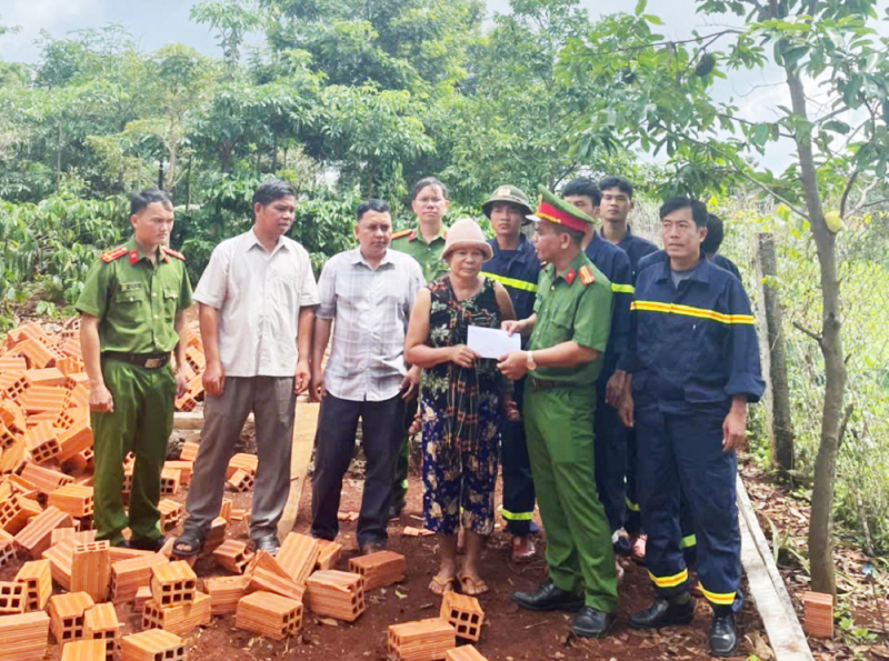 Công an tỉnh Gia Lai ra quân cao điểm hoàn thành Chương trình xóa nhà tạm, nhà dột nát -0