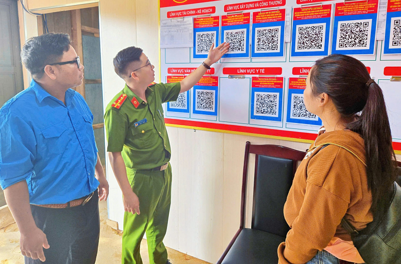 Công an xã xung kích hỗ trợ cung cấp dịch vụ công trực tuyến -0