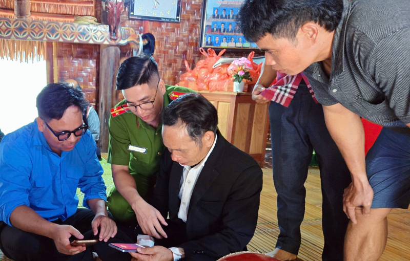 Công an xã xung kích hỗ trợ cung cấp dịch vụ công trực tuyến -0