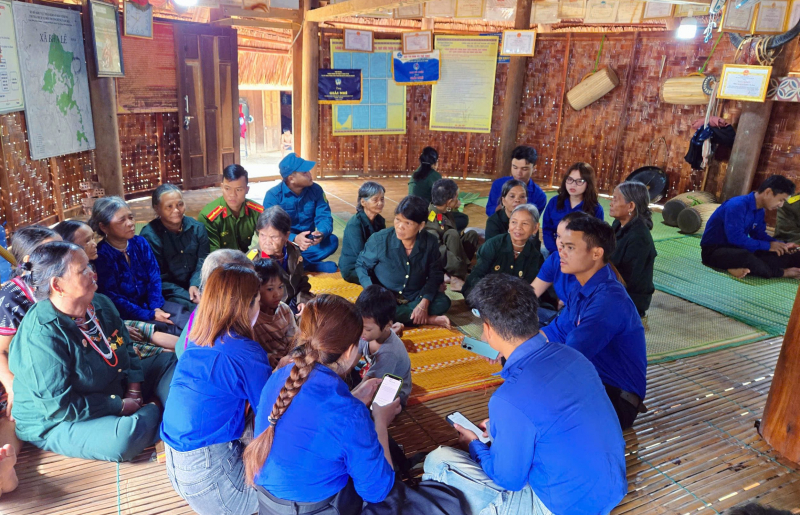 Công an xã xung kích hỗ trợ cung cấp dịch vụ công trực tuyến -0