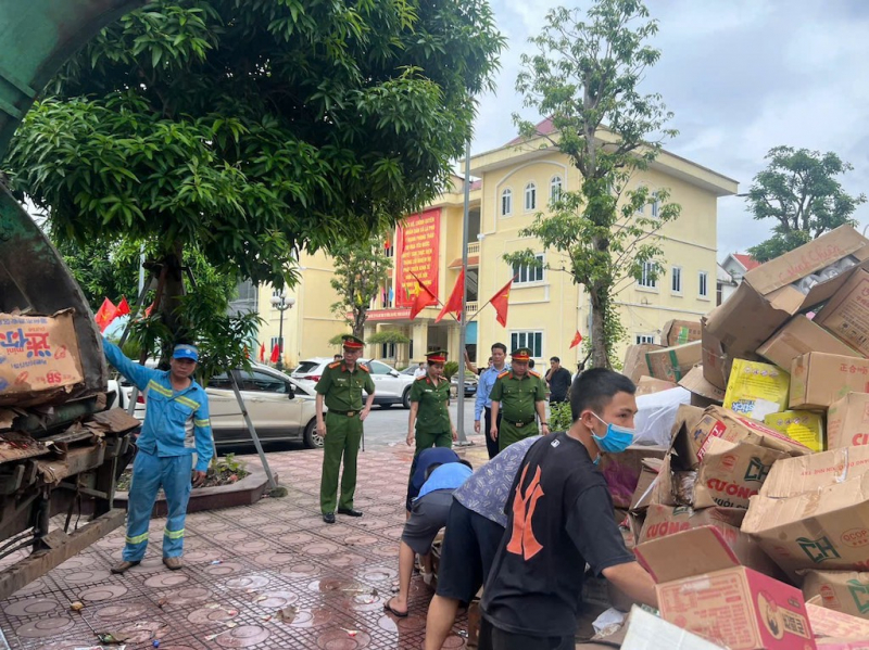 Giám đốc Công an TP Hà Nội vận động 50 hộ kinh doanh cá thể tiêu huỷ 25 tấn thực phẩm hết hạn -2