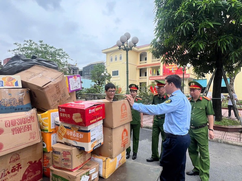 Giám đốc Công an TP Hà Nội vận động 50 hộ kinh doanh cá thể tiêu huỷ 25 tấn thực phẩm hết hạn -1
