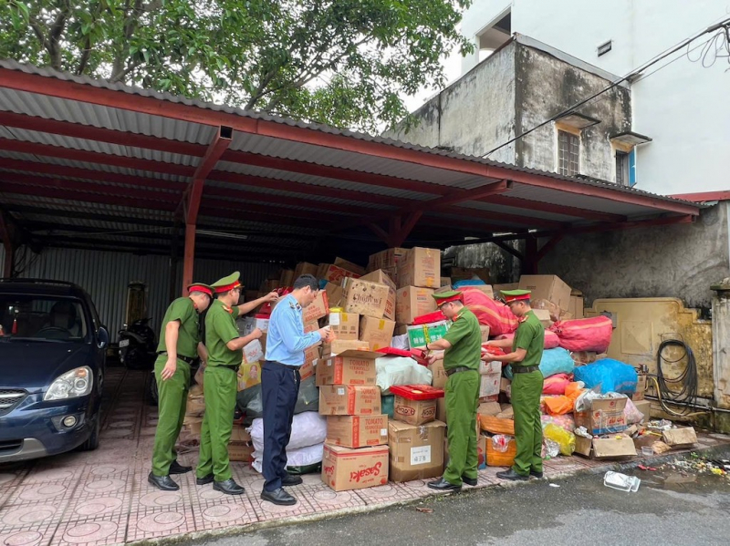 Giám đốc Công an TP Hà Nội vận động 50 hộ kinh doanh cá thể tiêu huỷ 25 tấn thực phẩm hết hạn -2