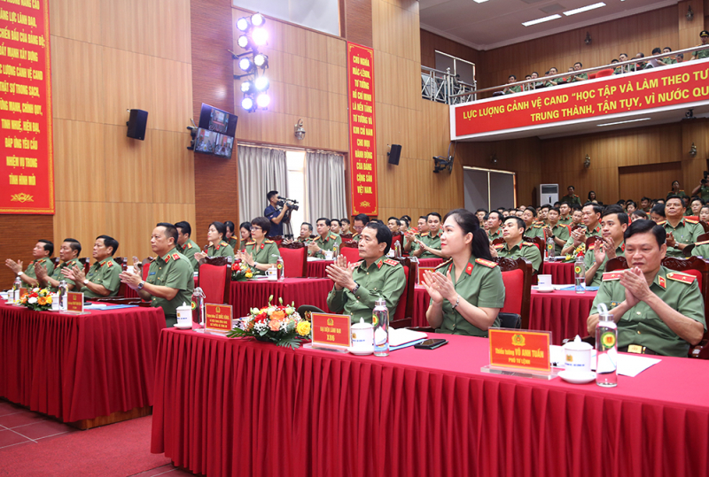 Thứ trưởng Lê Quốc Hùng và các đại biểu dự hội nghị.