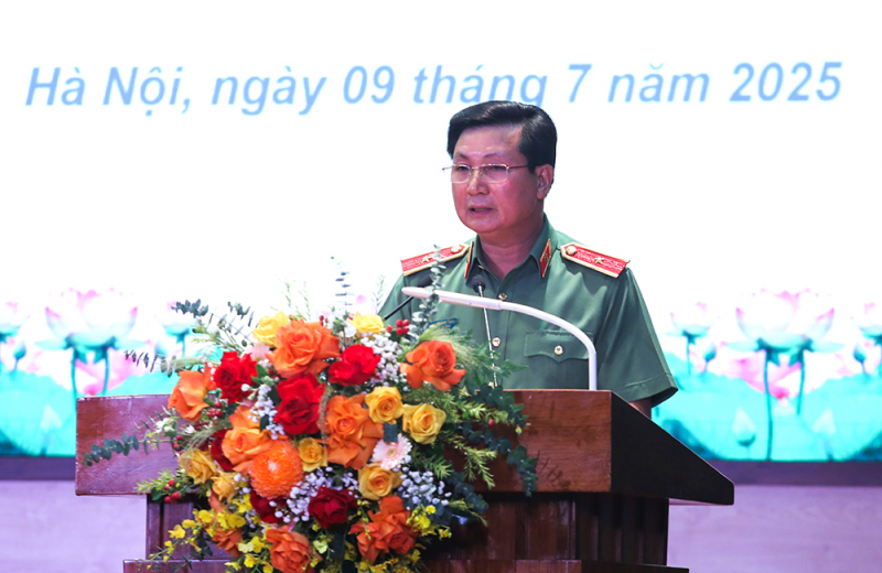 Thiếu tướng Hoàng Đình Chiều, Phó Tư lệnh Bộ Tư lệnh Cảnh vệ điều hành phần tham luận.