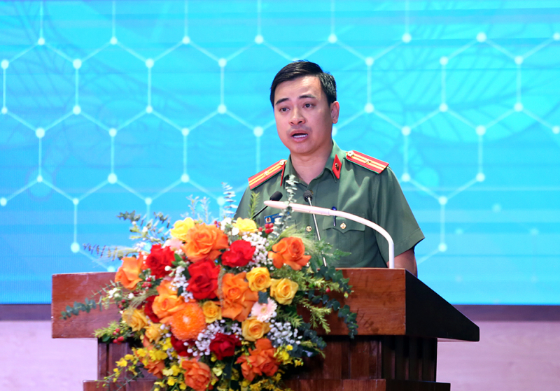 Các đại biểu tham luận tại hội nghị.