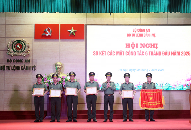 Thừa ủy quyền, Thứ trưởng Lê Quốc Hùng trao Cờ thi đua của Thủ tướng Chính phủ tặng một tập thể; trao Bằng khen của Bộ Công an tặng các cá nhân đạt danh hiệu 