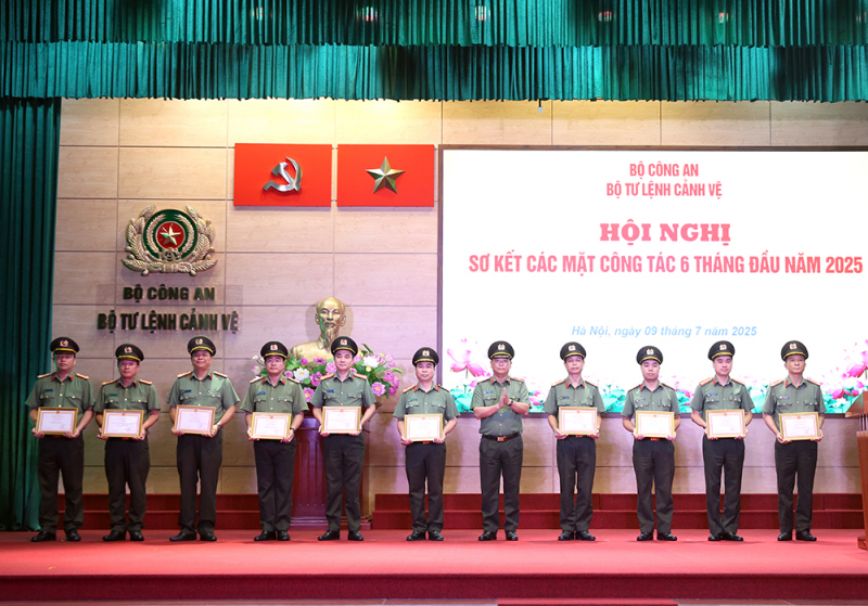 Tư lệnh Phạm Thanh Hùng trao Giấy khen của Bộ Tư lệnh tặng 10 tập thể.