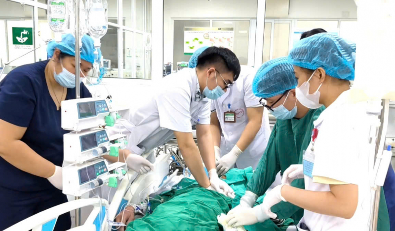 Ăn tiết canh ở quán quen, người đàn ông ngừng tim nguy kịch -0