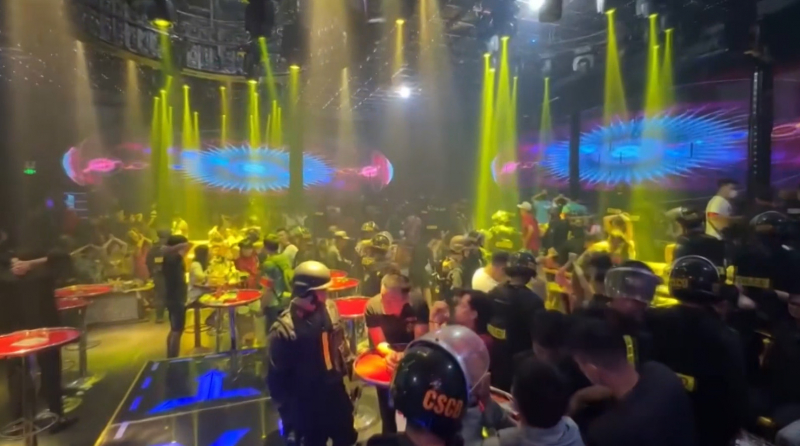 Hàng trăm Cảnh sát đồng loạt “đột kích” 3 quán bar, phát hiện 186 người dương tính ma túy -0