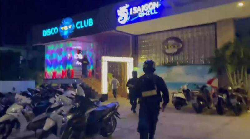 Hàng trăm Cảnh sát đồng loạt “đột kích” 3 quán bar, phát hiện 186 người dương tính ma túy -1