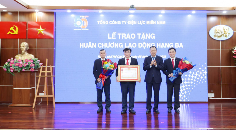 Tổng công ty Điện lực miền Nam đón nhận Huân chương Lao động hạng Ba -0