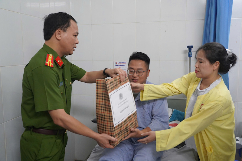Lãnh đạo Công an TP Hà Nội thăm hỏi cán bộ bị thương trong khi làm nhiệm vụ -0