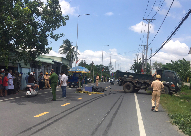 Thương tâm 3 mẹ con tử vong sau va chạm với xe ben -0