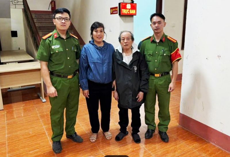 Công an phường Sa Pa giúp đỡ du khách 80 tuổi bị lạc -0