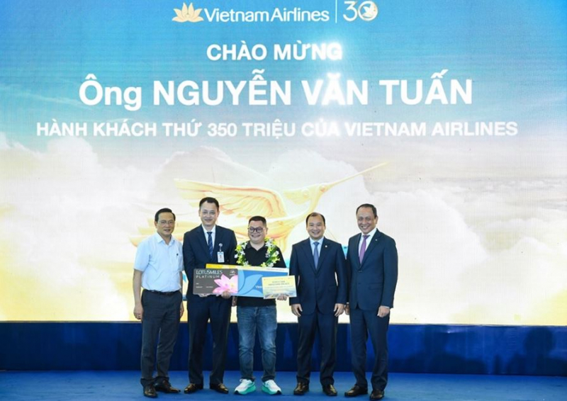 Vietnam Airlines đón hành khách thứ 350 triệu sau 30 năm thành lập -0