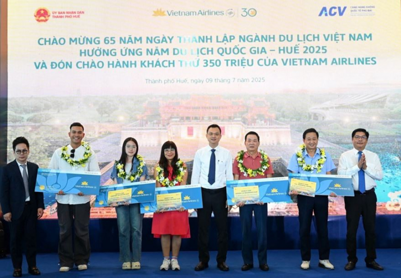 Vietnam Airlines đón hành khách thứ 350 triệu sau 30 năm thành lập -0