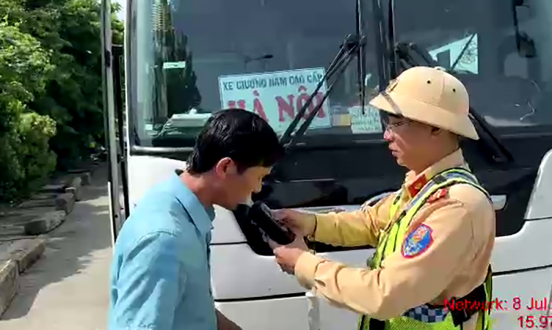 Bị tước bằng, tài xế vẫn lái xe chở khách trên cao tốc -0