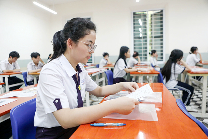 Nghịch lý và bất cập trong dạy – thi môn ngữ văn -1