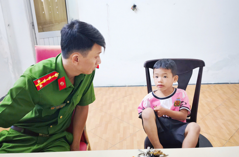 Công an phường Sóc Trăng bàn giao cháu bé đi lạc cho gia đình -0