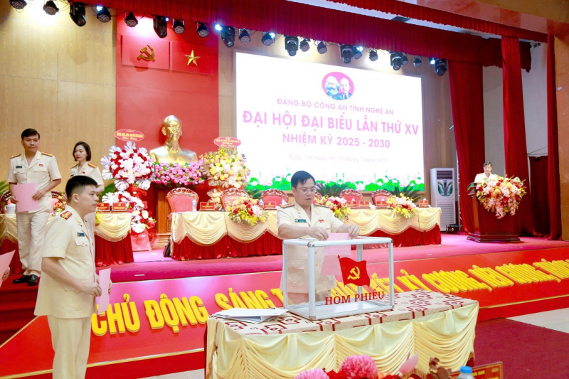 Công an Nghệ An: Tiếp tục tăng cường xây dựng Đảng, xây dựng lực lượng với phương châm “tỉnh vững mạnh, toàn diện, xã bám cơ sở