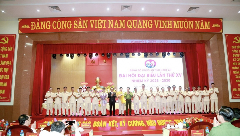 Công an Nghệ An: Tiếp tục tăng cường xây dựng Đảng, xây dựng lực lượng với phương châm “tỉnh vững mạnh, toàn diện, xã bám cơ sở