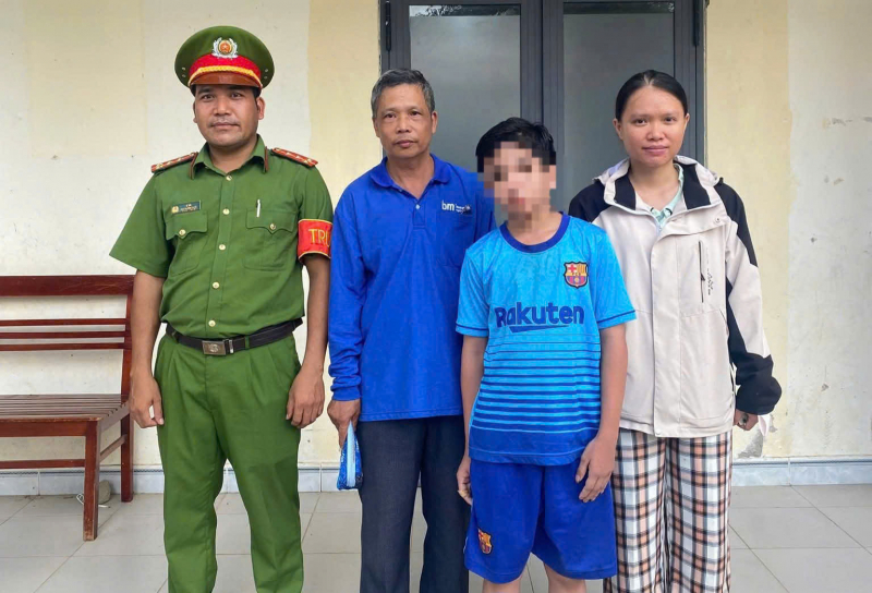 Công an giúp bé trai 11 tuổi đi lạc xuyên đêm về với gia đình -0