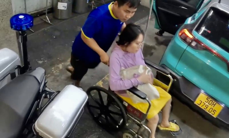 CSGT bật còi hụ dẫn đường đưa sản phụ vào bệnh viện kịp thời -0