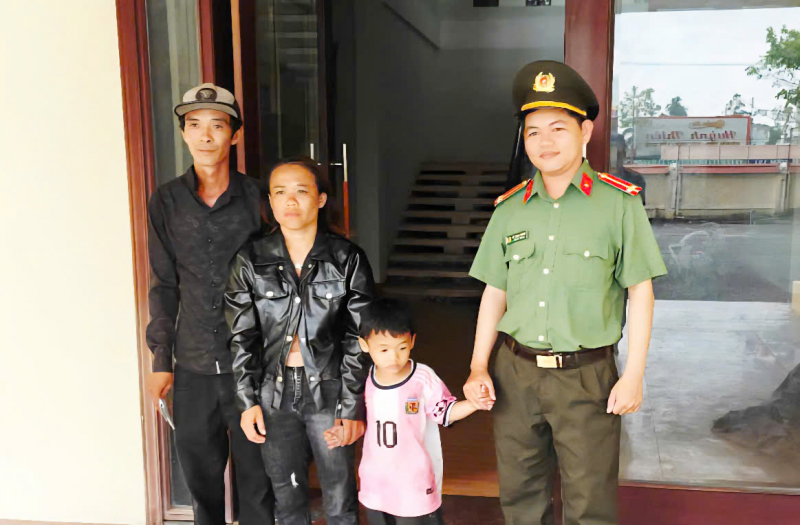 Công an phường Sóc Trăng bàn giao cháu bé đi lạc cho gia đình -0