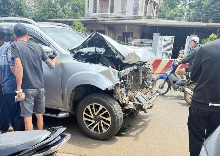 Người dân truy đuổi tài xế xe bán tải gây tai nạn rồi bỏ trốn -0