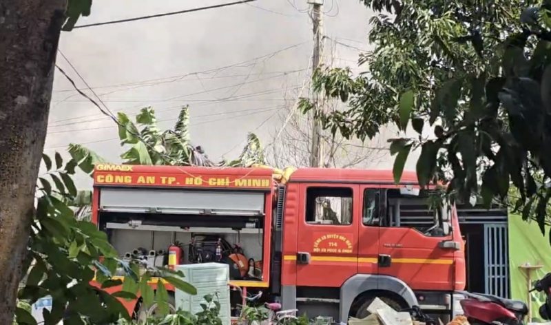 Cảnh sát ngâm mình liên tục dưới mương nước để lấy nước chữa cháy vựa ve chai -0