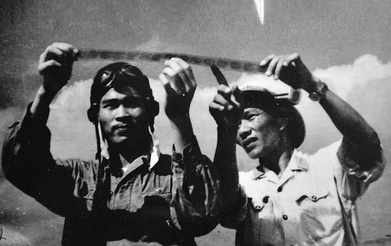 Anh hùng phi công Nguyễn Văn Bảy: Huyền thoại của bầu trời -0