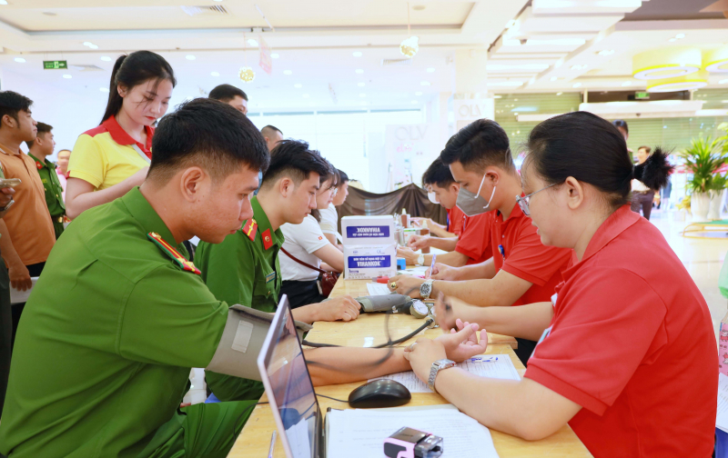 Công an tỉnh Cà Mau tham gia hiến máu nhân đạo -1