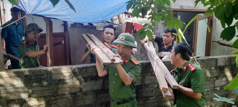 Công an xã Mường Hoa di dời khẩn cấp người dân khỏi khu vực sạt lở nguy hiểm -0