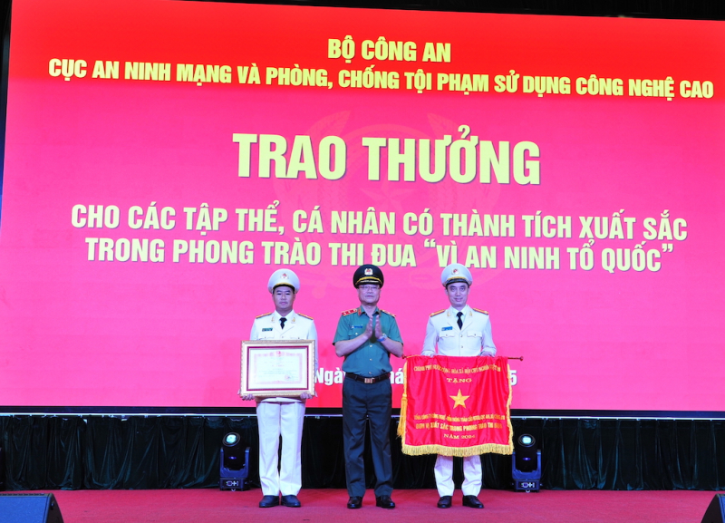 Thừa uỷ quyền của Thủ tướng Chính phủ, Thứ trưởng Phạm Thế Tùng trao Cờ thi đua của Chính phủ tặng Tổng công ty Công nghệ - Viễn thông toàn cầu và Bằng khen của Thủ tướng Chính phủ tặng một cá nhân. 