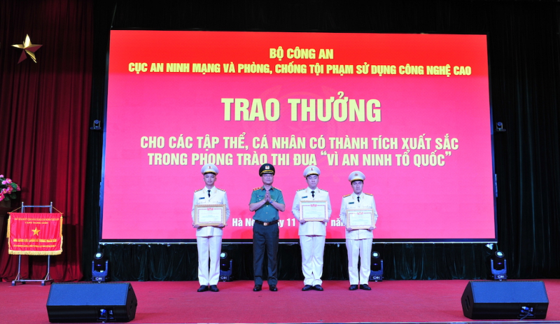 Thứ trưởng Phạm Thế Tùng trao tặng danh hiệu 