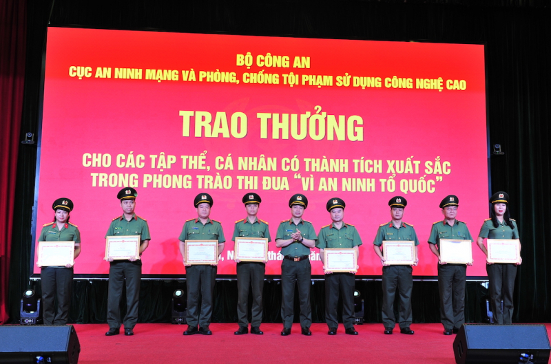 Thừa uỷ quyền của lãnh đạo Bộ Công an, Thiếu tướng Lê Xuân Minh trao Bằng khen của Bộ Công an tặng 8 cá nhân có thành tích xuất sắc.