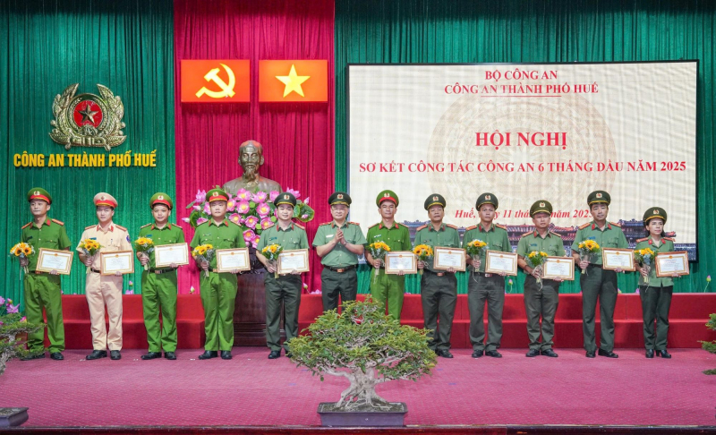 Công an TP Huế hoàn thành xuất sắc mọi nhiệm vụ, giữ bình yên, hạnh phúc cho nhân dân -0