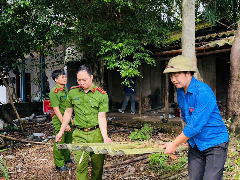Công an xã giải tỏa hành lang an toàn tuyến điện 500kv -0